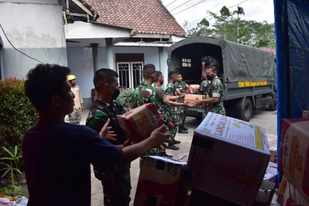 Brigif Para Raider Kostrad Peduli Bencana Erupsi Gunung Semeru