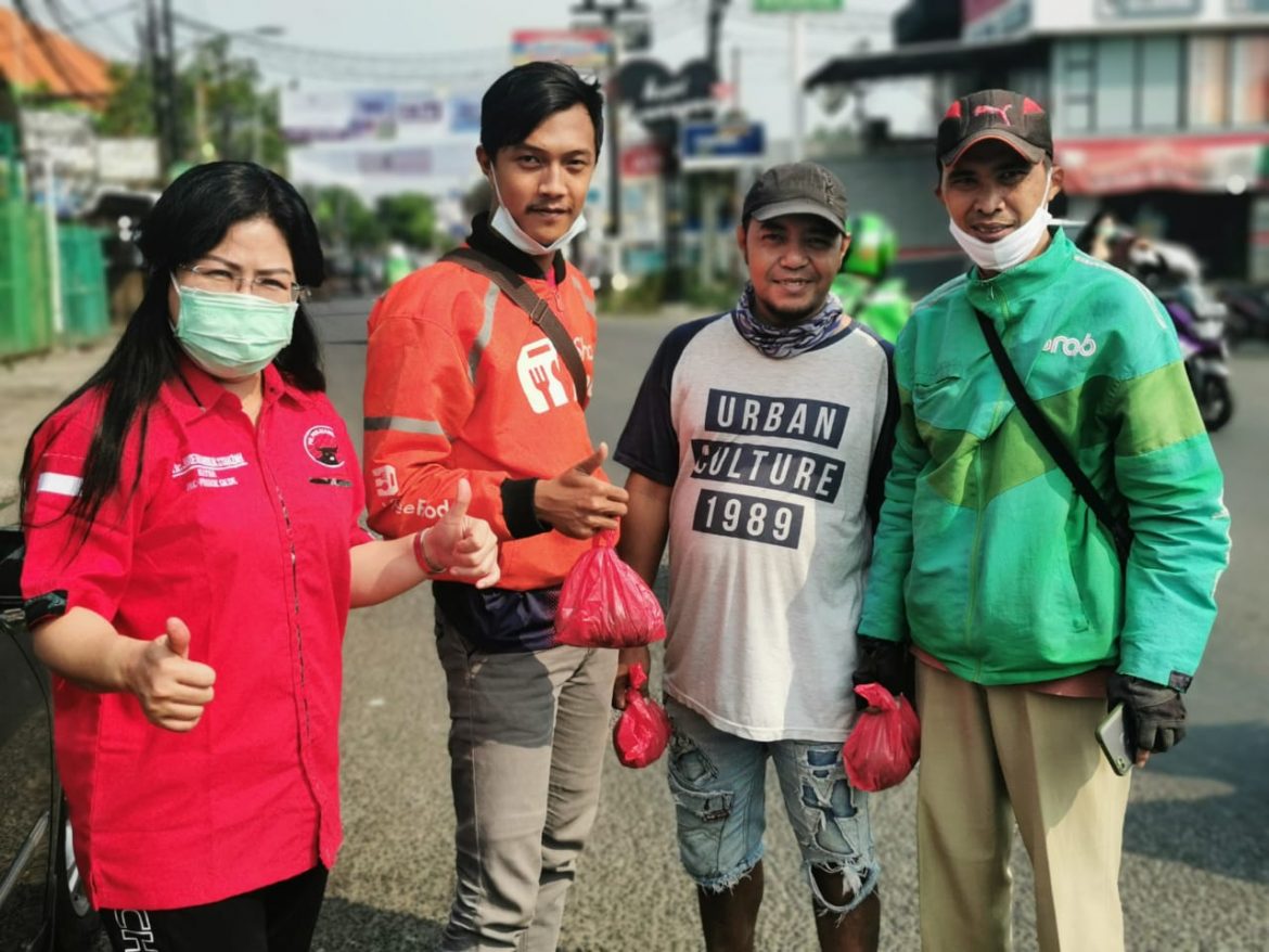 dr Janet : “DPC beserta fraksi PDI Perjuangan memberikan Hewan kurban ke 12 PAC di Kota Bekasi”