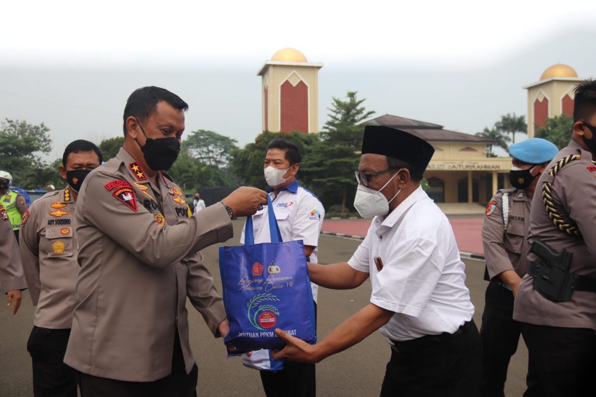 Polda Banten Berbagi Kasih 1.200 Sembako kepada Buruh dan Pekerja Banten