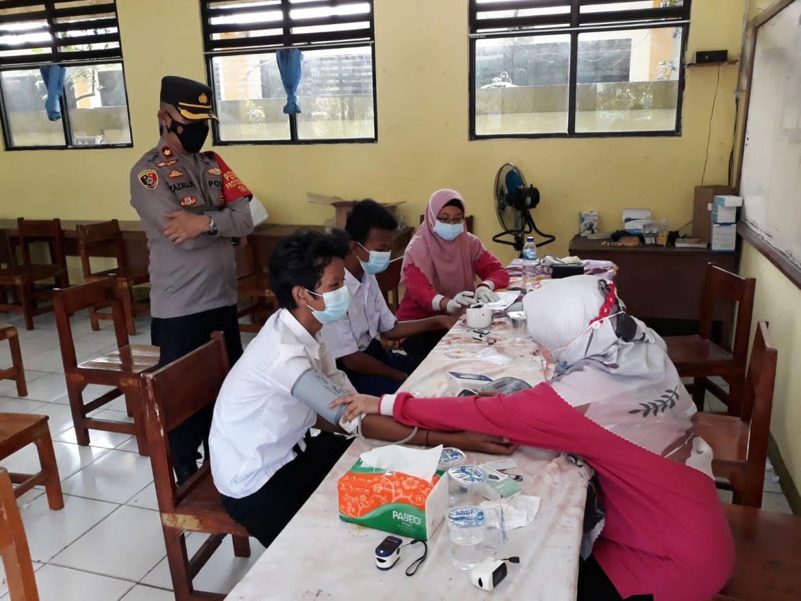 Kapolsek Jatiuwung Polres Metro Tangerang Kota Lakukan Pemantauan Vaksinasi Tahap 1 Khusus Pelajar Tingkat SMP