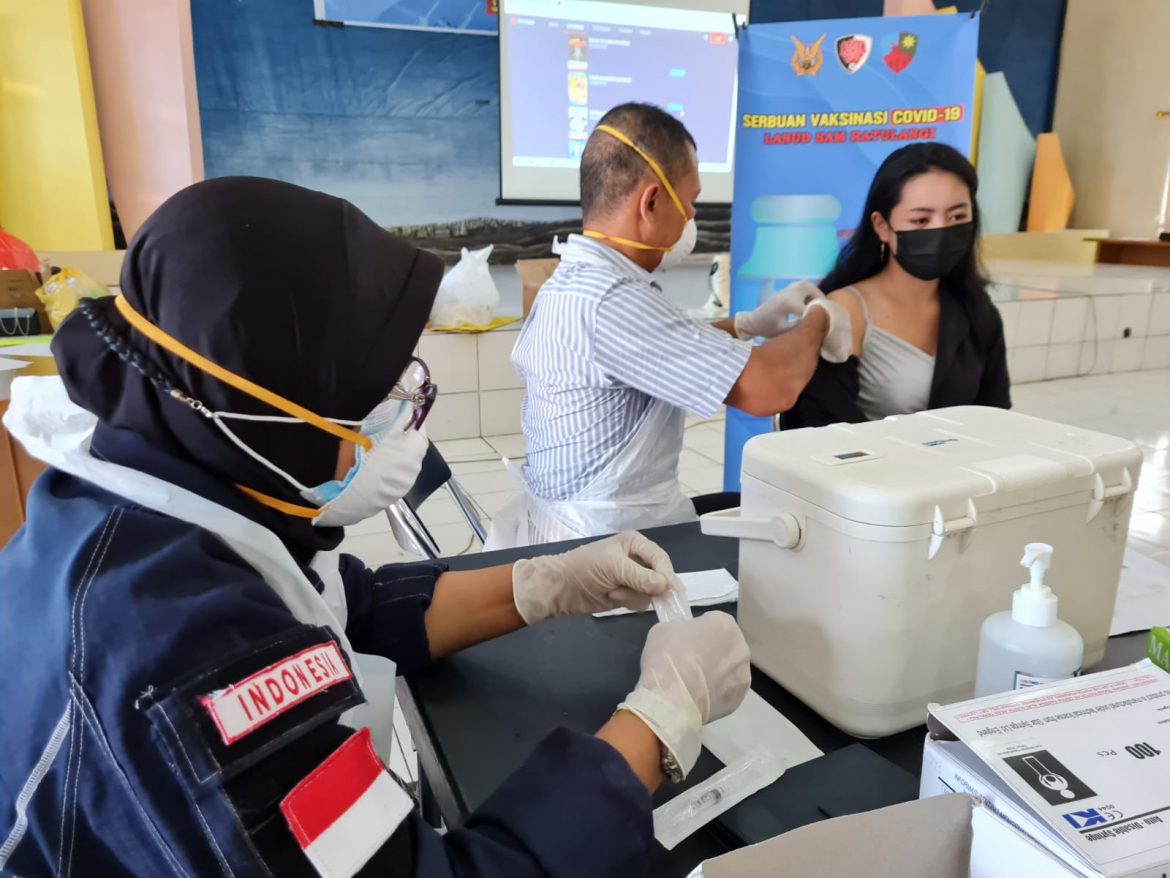 Serbuan Vaksinasi Dosis Kedua di Lanud Sam Ratulangi Manado