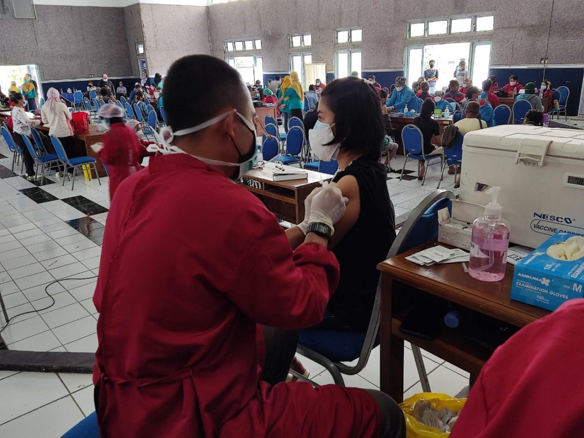 Personel Tonkes Yonif MR 411 Kostrad Bantu Vaksinasi Massal