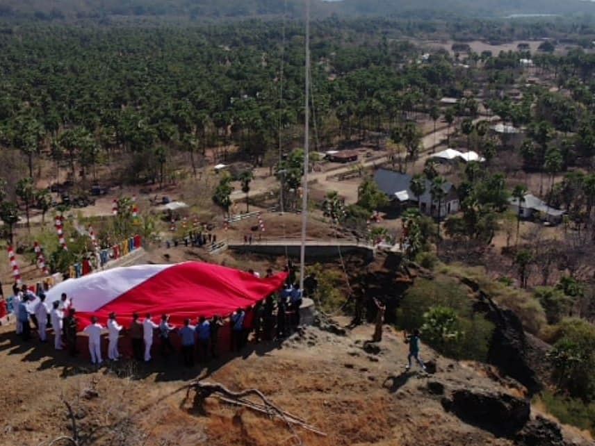 Satgas Pamtas Yonarmed 6 Kostrad Kibarkan Merah Putih Raksasa di Perbatasan Timor Leste