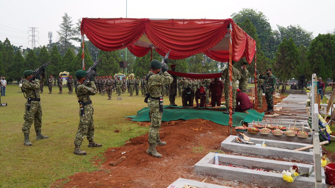 Pangkostrad Hadiri Pemakaman Mantan Panglima Kostrad Letjen TNI (Purn) Kuntara
