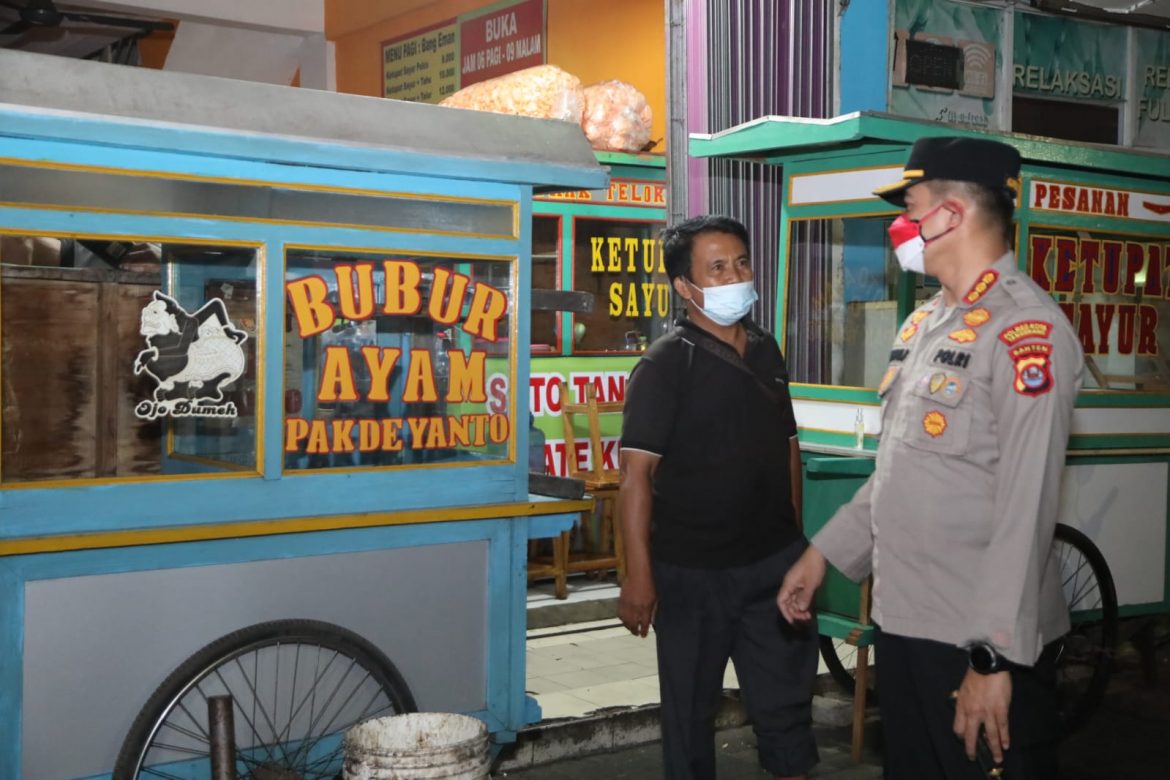 Pimpin Operasi Cipta Kondisi, Kapolresta Tangerang Borong Dagangan Angkringan Dan Nasgor