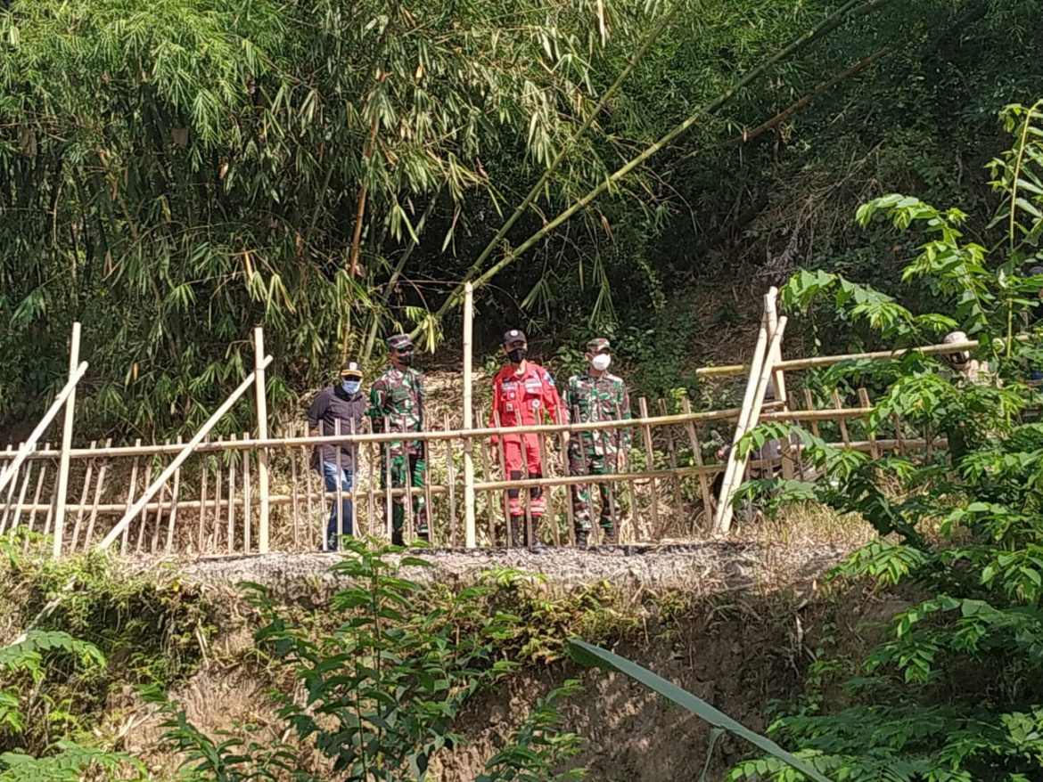 Danyonif R 509 Kostrad Bersama Vertical Rescue Indonesia Bangun Jembatan Gantung untuk Jember