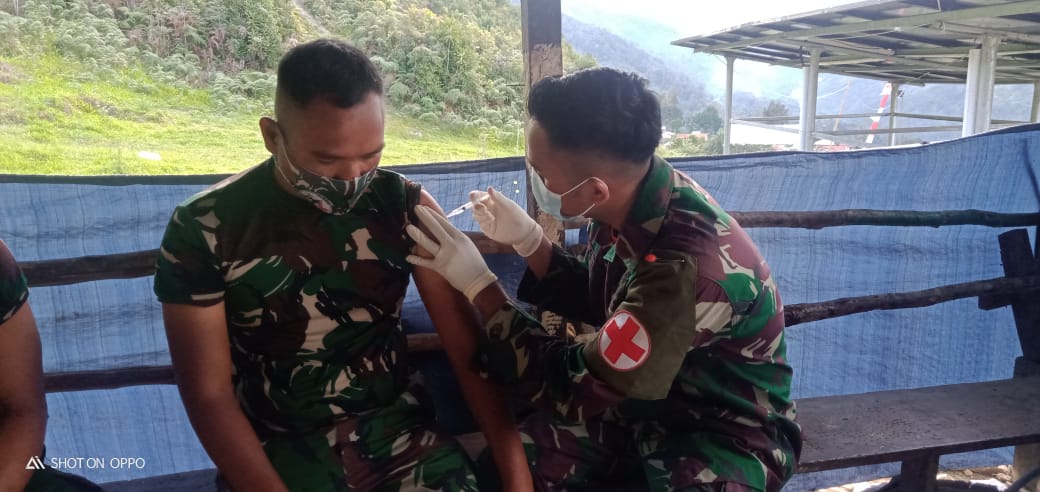 Menjaga Imun Prajurit, Satgas Pamtas TNI Yonmek 403/WP Pos Kiwirok Laksanakan Suntik Vaksin Tahap Dua di Wilayah Perbatasan RI-PNG