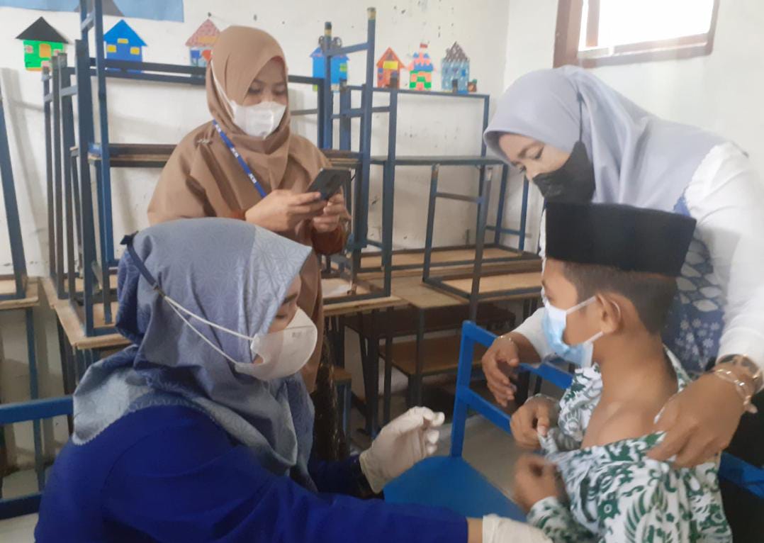 Vaksinasi Anak Usia 6 – 11 Tahun Di Sekolah MI Ar-Rahman Kecamatan Gunung Sindur di Hadiri oleh Ketua PKK Desa Gunung Sindur