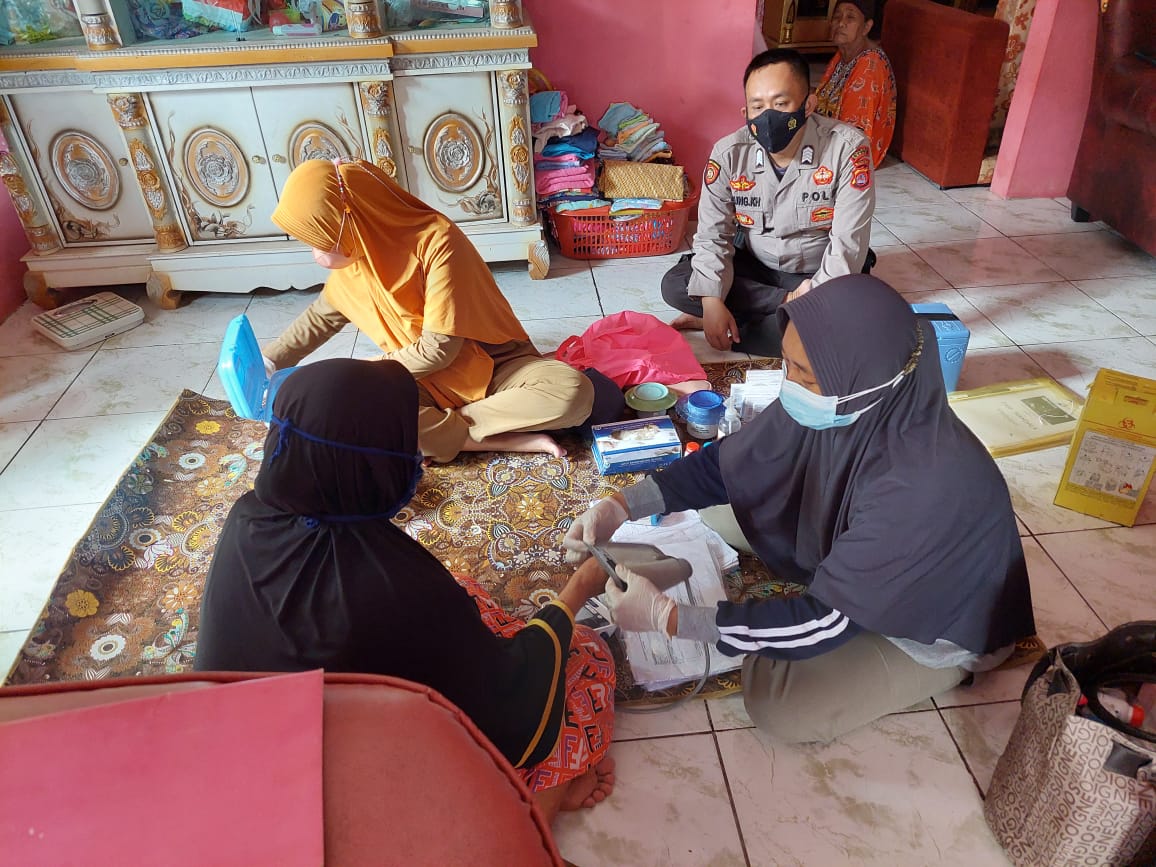 Polsek Cibadak Laksanakan Vaksin secara Door to door di Desa Tambakbaya Kecamatan Cibadak