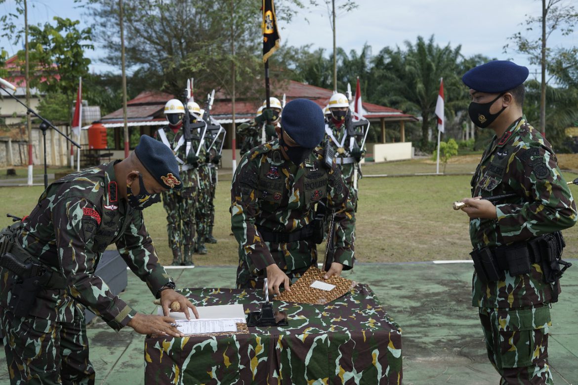 Komandan Satuan Brimob Polda Kalbar Memimpin Langsung Upacara Pengukuhan Dayon B Pelapor di Mako Batalyon B Singkawang