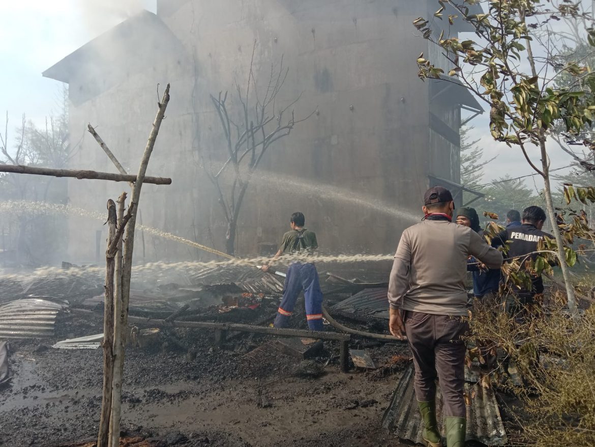 Satgas Karhutla TNI-POLRI Dan Damkar Kubu Raya Padamkan Lahan Yang Membakar Rumah Penduduk Di Jalan Angkasa Pura 2