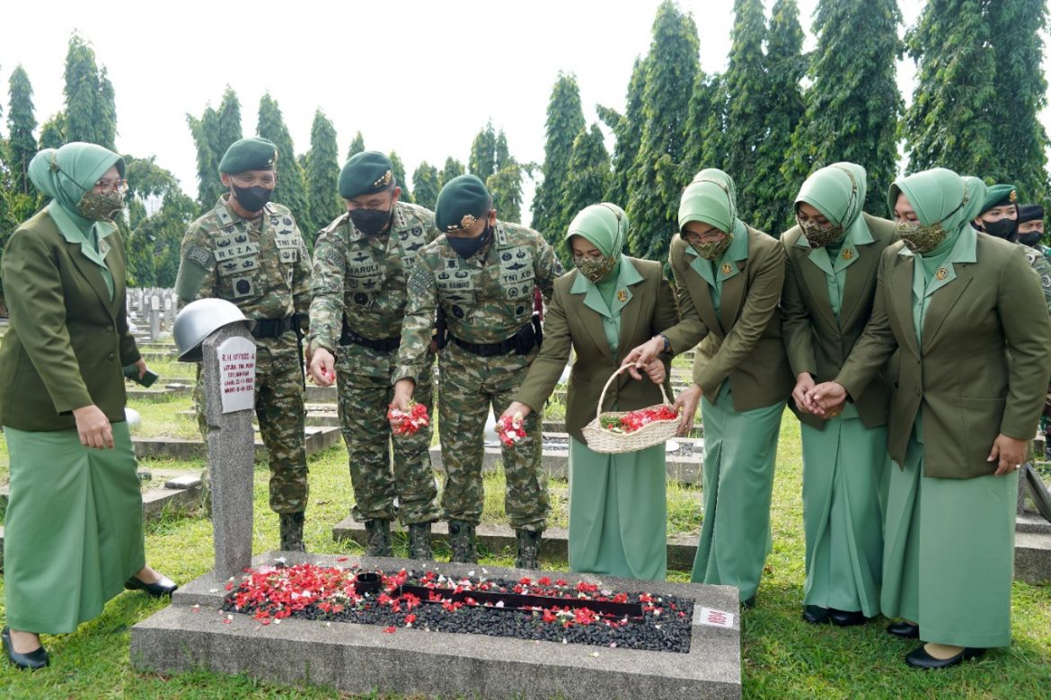 Pangkostrad Pimpin Ziarah Ke Taman Makam Pahlawan Nasional Kalibata Dalam Rangka HUT ke-61 Kostrad