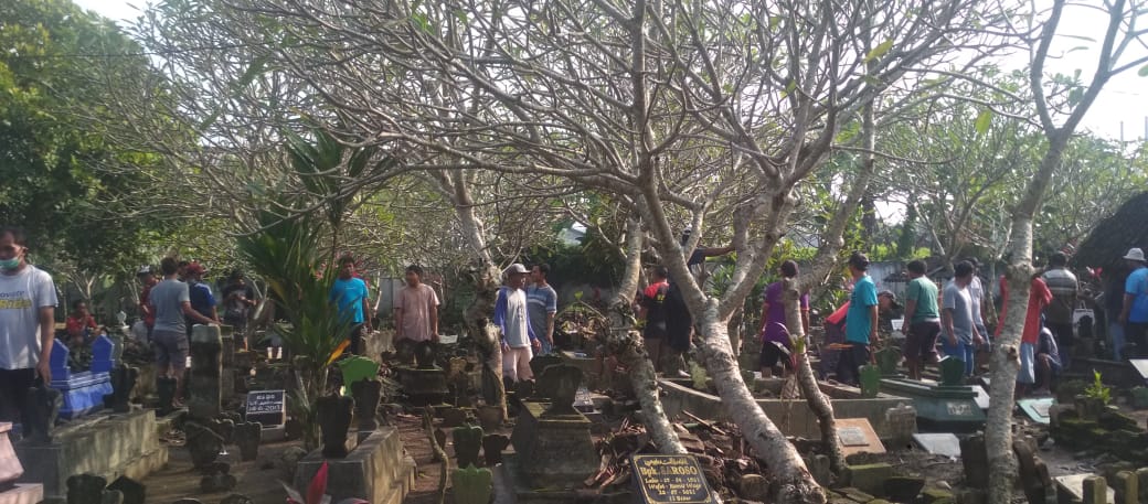 Tradisi Nyekar,dan Bersihkan Makam Leluhur Masih lestari menjelang Romadhon.