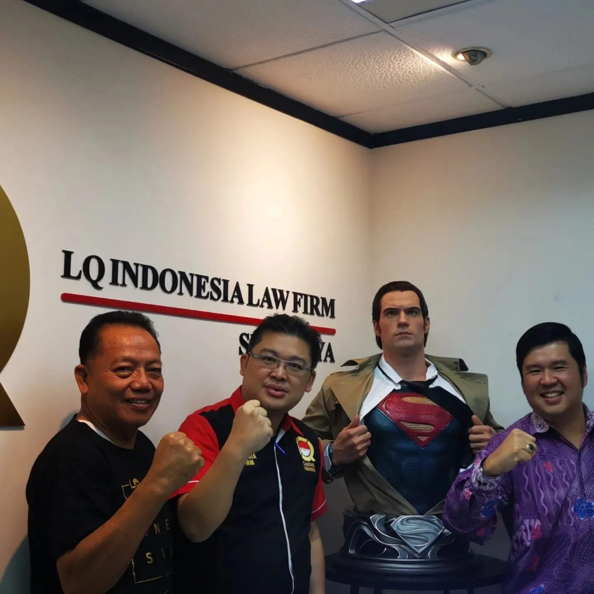 MUKA BARU KANTOR HUKUM LQ INDONESIA. FOTO GRATIS BARENG SUPERHERO FAVORIT ANDA