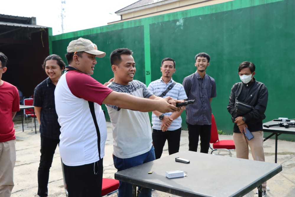 Jalin Tali Silaturahmi Kapolres Lebak   Mengajak Insan Media Pokja Lebak Latihan Menembak
