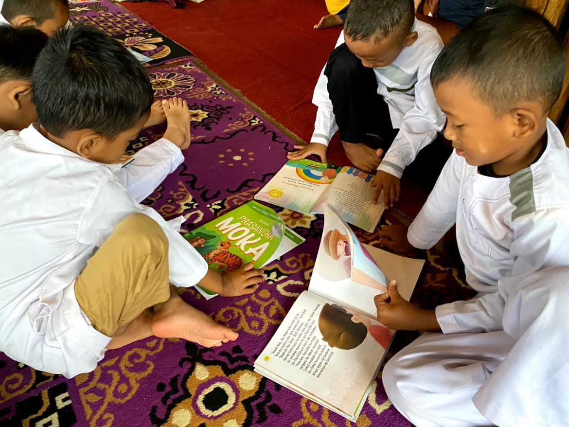 Upaya PLN Kalbar Dorong Peningkatan Pendidikan Literasi Anak Lewat Program Mobil Dongeng PLN Peduli