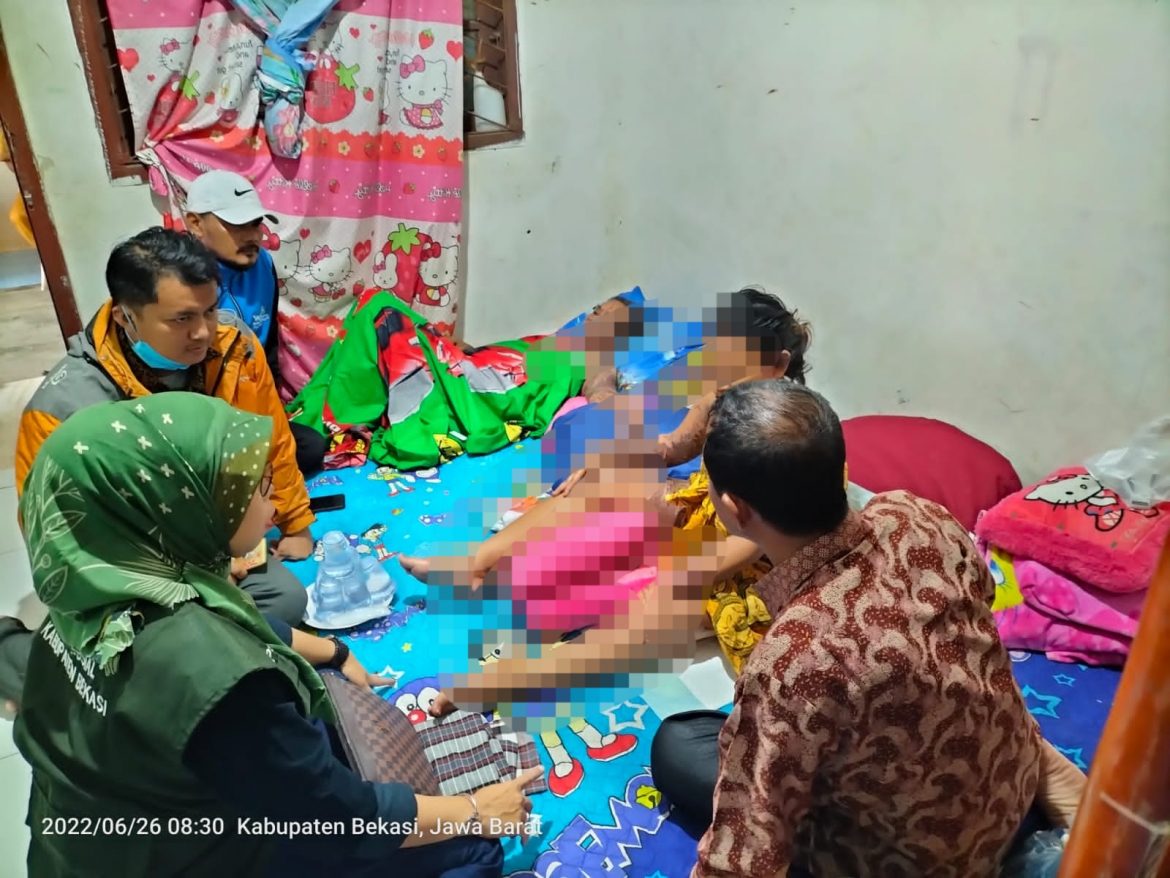 Kasie PMD Kecamatan Sukatani Bersama PSM Desa Sukarukun Berikan Bantuan Kepada Korban Tindak Kekerasan Rumah Tangga