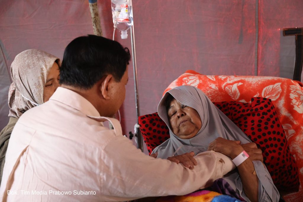 Menhan Prabowo Turun Langsung Serahkan Bansos Bagi Korban Gempa di Cianjur