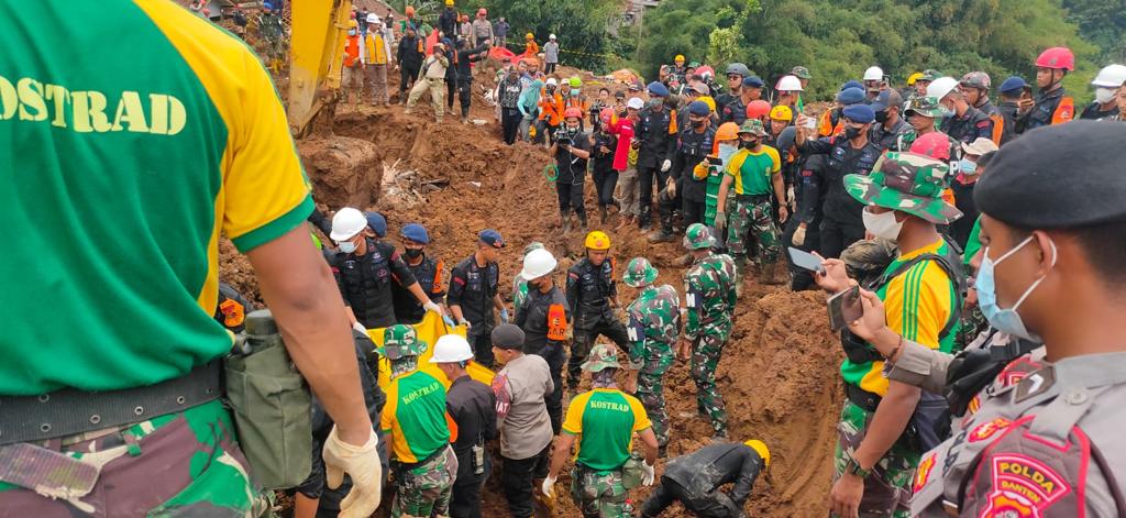 Tim Satwa K-9 Pomdam III/Slw Diterjunkan Bantu Pencarian Korban Tertimbun Tanah Akibat Gempa Cianjur