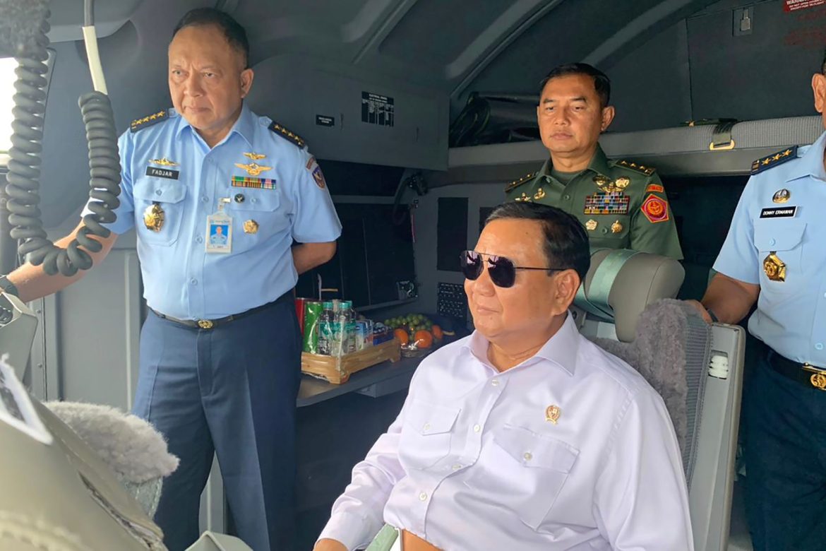 Menhan Prabowo Joy Flight Bareng Rekan Media, Jajal Pesawat C-130J Super Hercules  