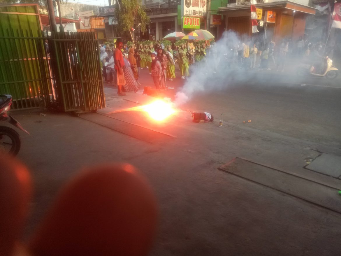 Panik Kocar kacir,!!! Penonton Baris Kreasi Ngunut , Karena Hampir Kejatuhan Kembang Api Liar.